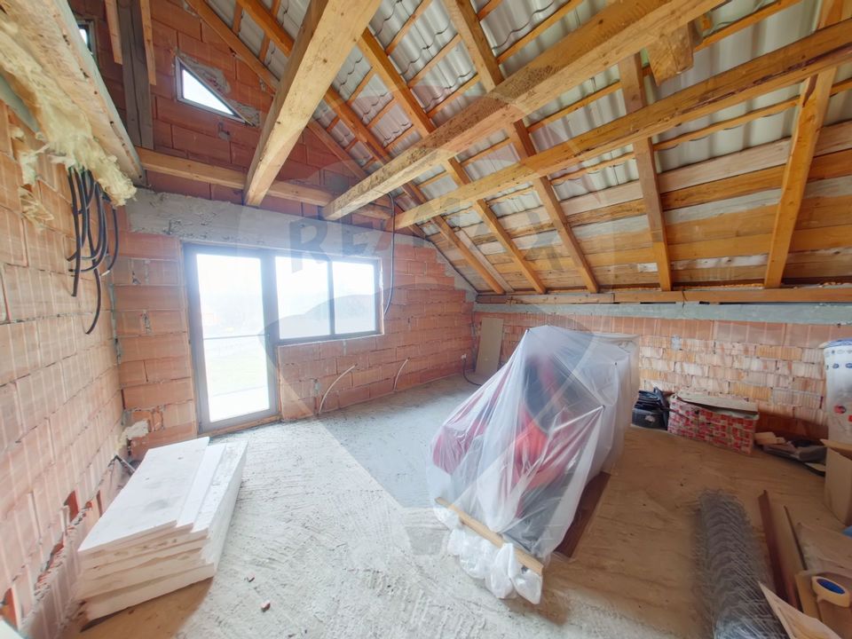 Casă cu 5 camere de vânzare în Piatra, Maramureș