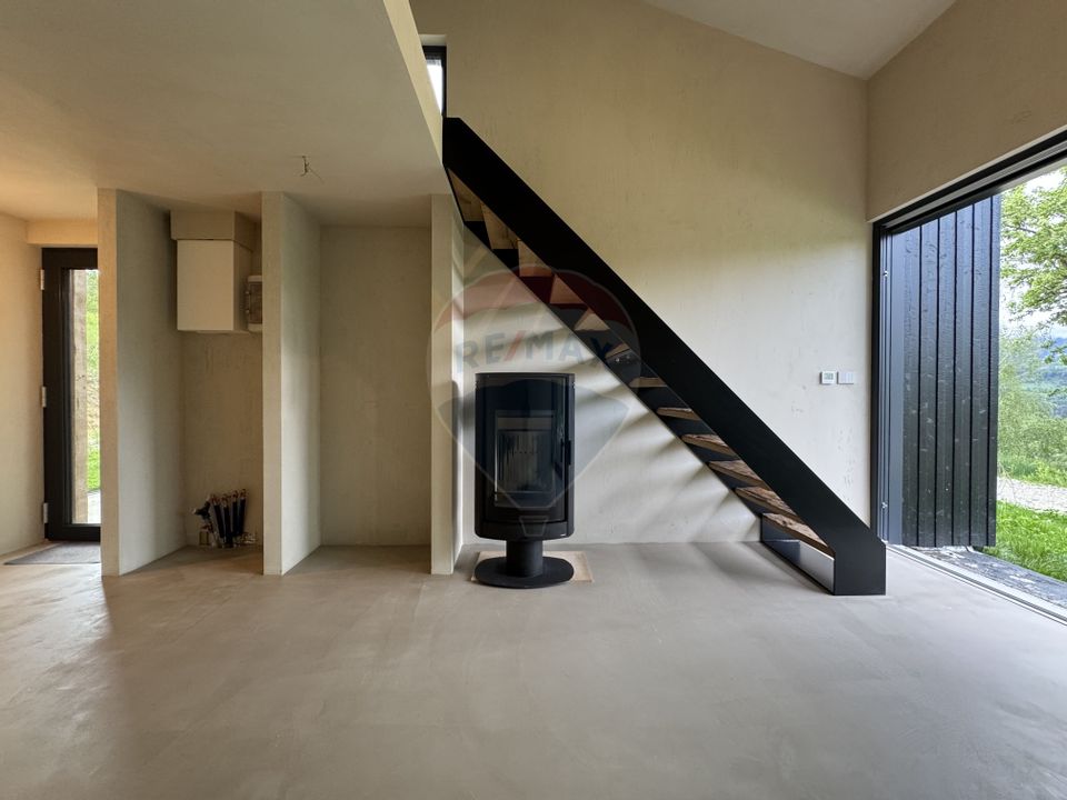 Doua case la munte, cu vedere superba, localizate in Poiana Marului