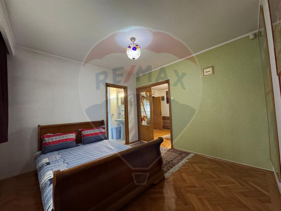 House / Villa with 6 rooms for sale in the area of 23 August (Catelul)