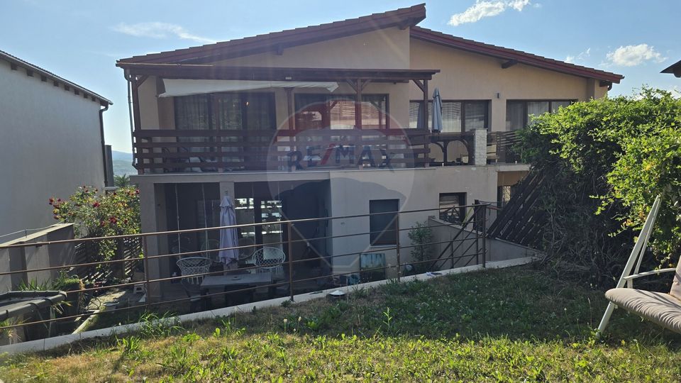 Duplex cu panorama superba, grădină spațioasă, strada Narciselor