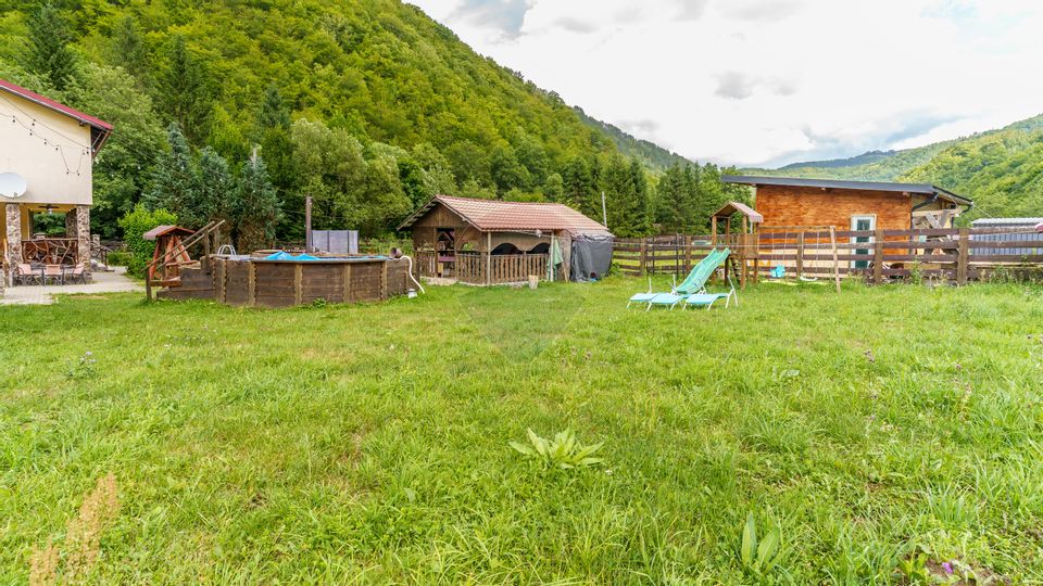 Cabana de vânzare –Mărișel, 10 camere, terasa 41mp, piscină, ciubăr