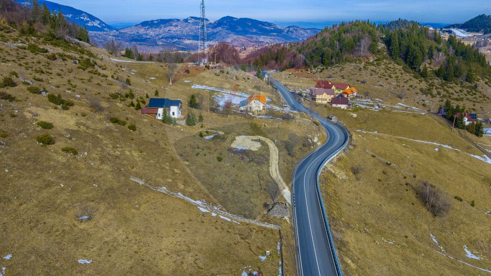 Teren intravilan CU PRIVELISTE DE POVESTE- Fundata- Romania