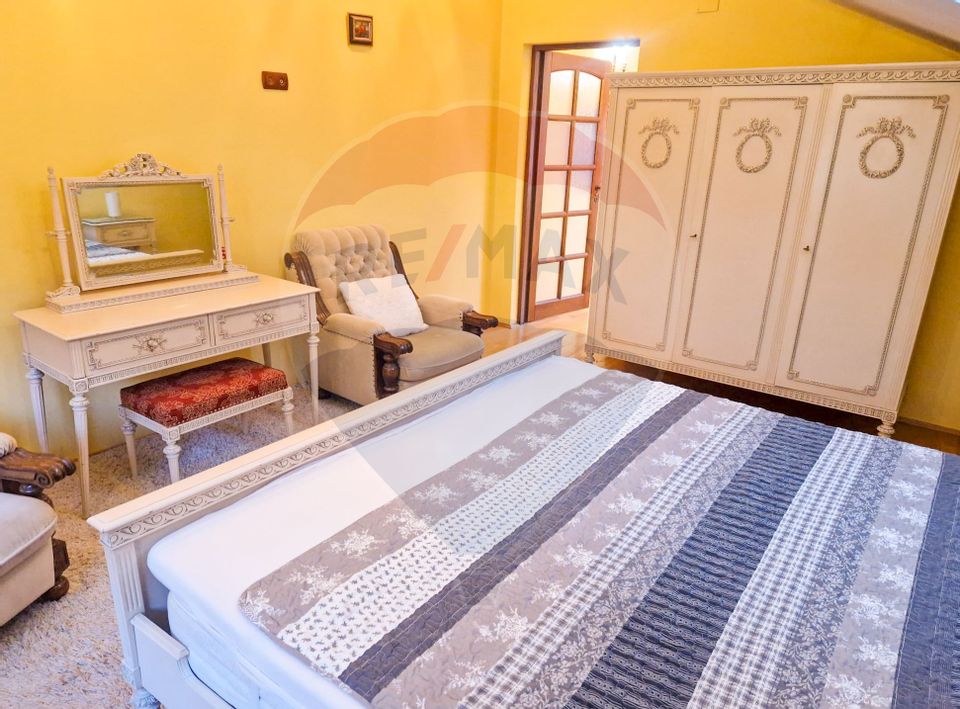 Property Located under Tâmpa composed of 2 Houses and Garden,