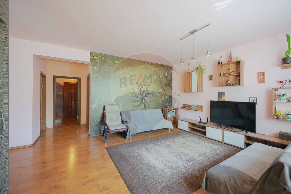 Casă de vânzare cu 1800 mp teren, Paleu