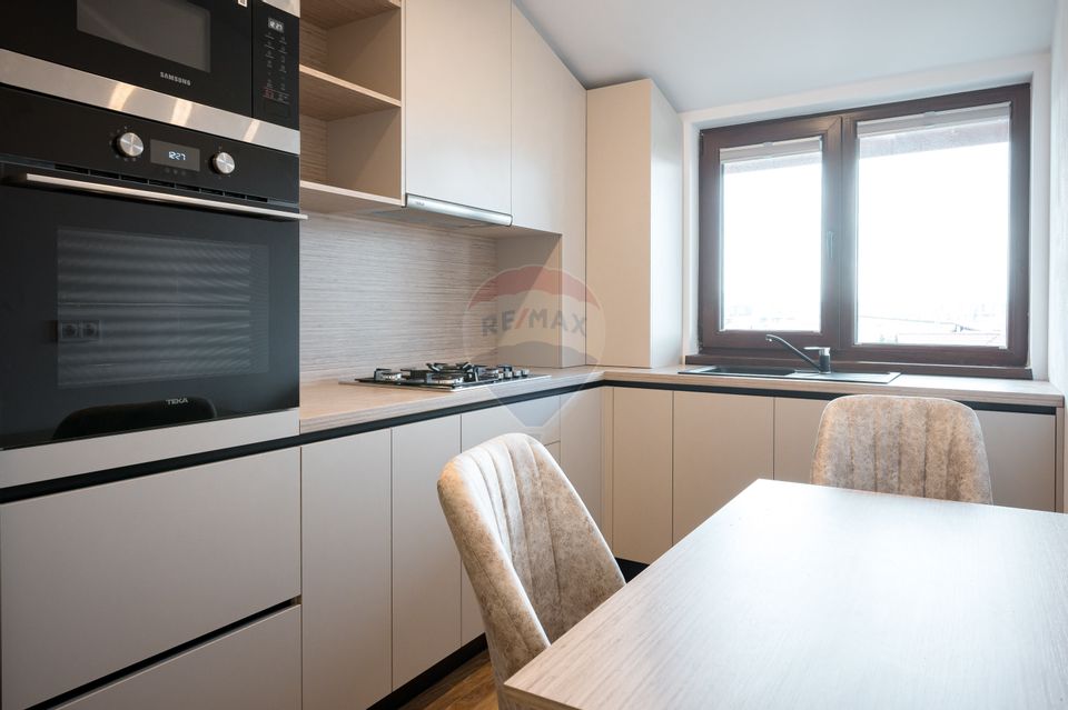 Garsonieră nouă, prima închiriere, priveliște deosebită și parcare!