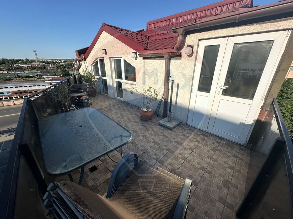 Apartament cu 4 camere de vânzare în zona Rovine