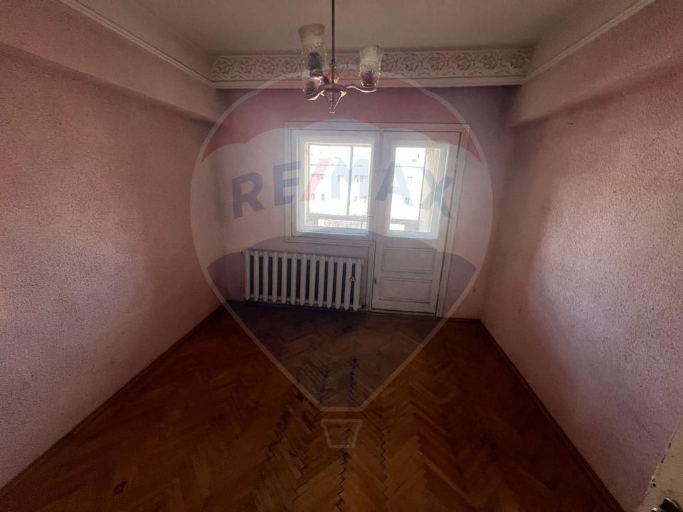 Apartament cu 4 camere de vânzare în zona Central