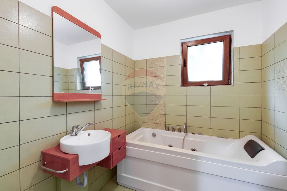 Apartament cu 3 camere de vânzare în Sisesti