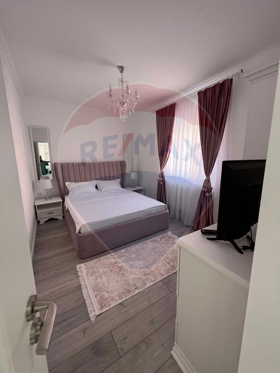 Apartament ultracentral cu 3 camere de închiriat