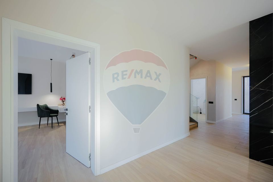 De vânzare Vilă cu 8 camere în Sânmartin, 290 mp util, teren 1100 mp