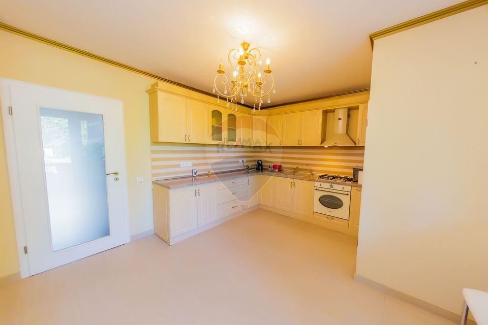 Casă cu 7 camere, 10 ari de vânzare la drumul principal cu 2 intrari