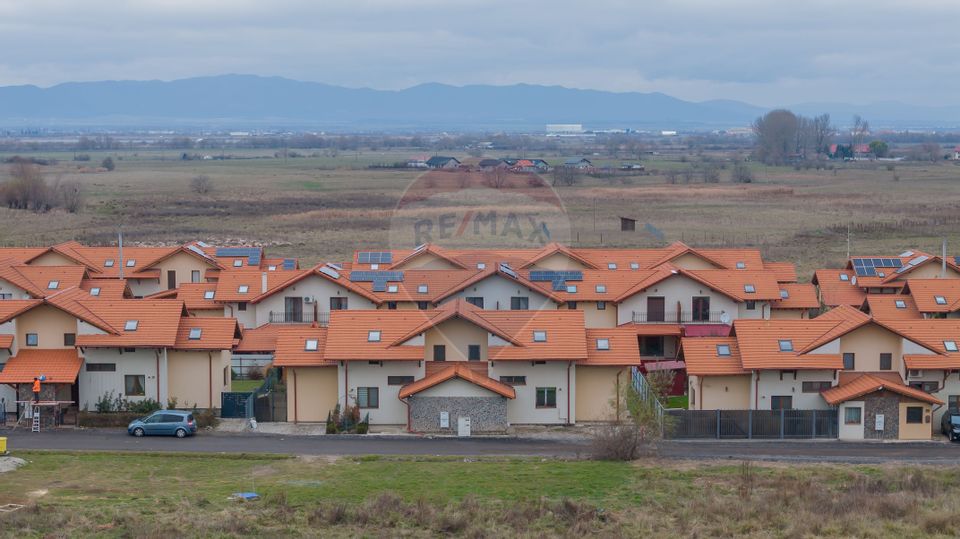 De vânzare - construcție nouă tip duplex - Sânpetru, 5 camere, 345 mp