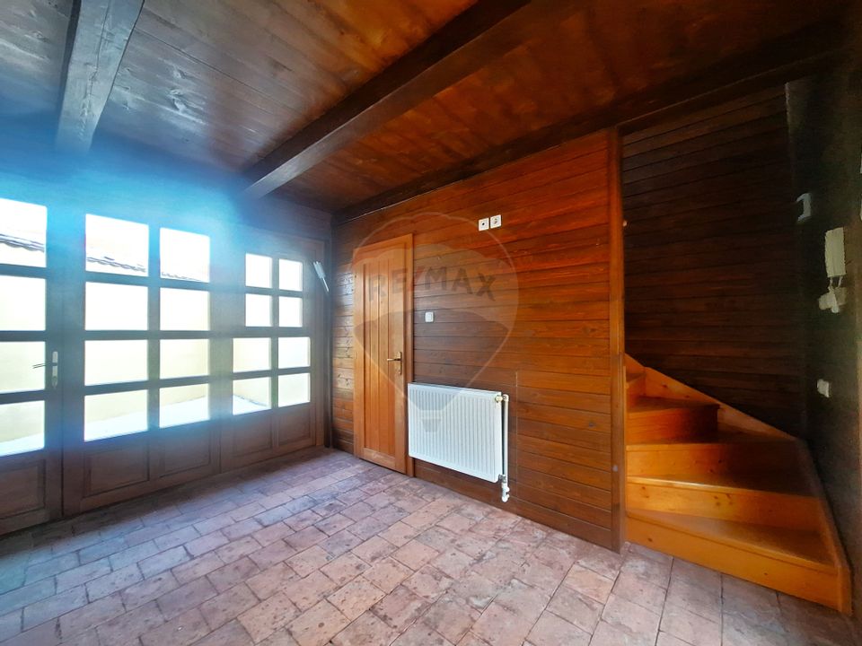 Casa individuala cu curte in centrul istoric,  renovata integral
