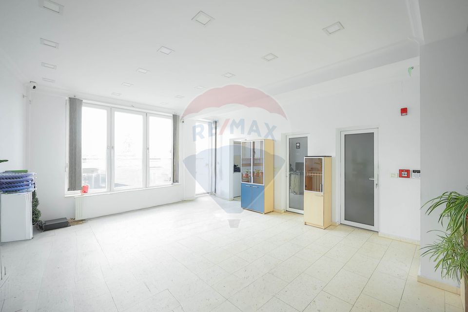 Clădire multifuncțională de vânzare – spațiu comercial + 2 apartamente