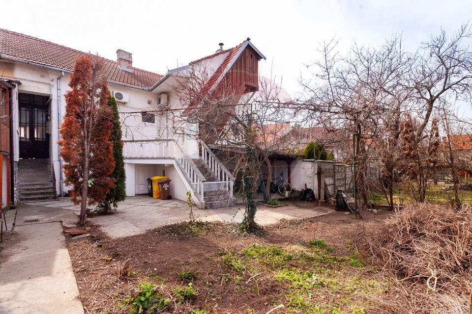 Apartament 4 camere spațioase,  curte,  zona Piata Catedralei