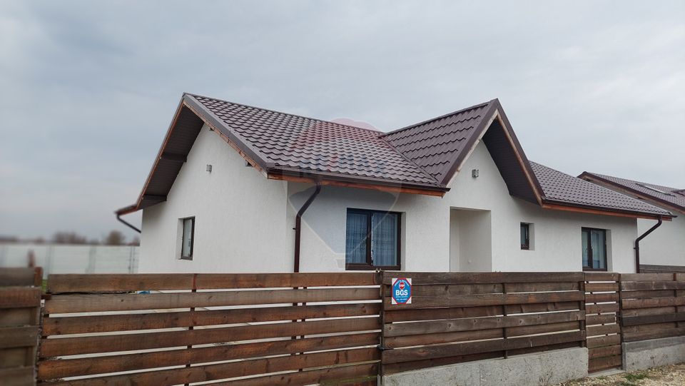 Casă cu 4 camere de vânzare în satul Samurcași, Judetul Dâmbovița
