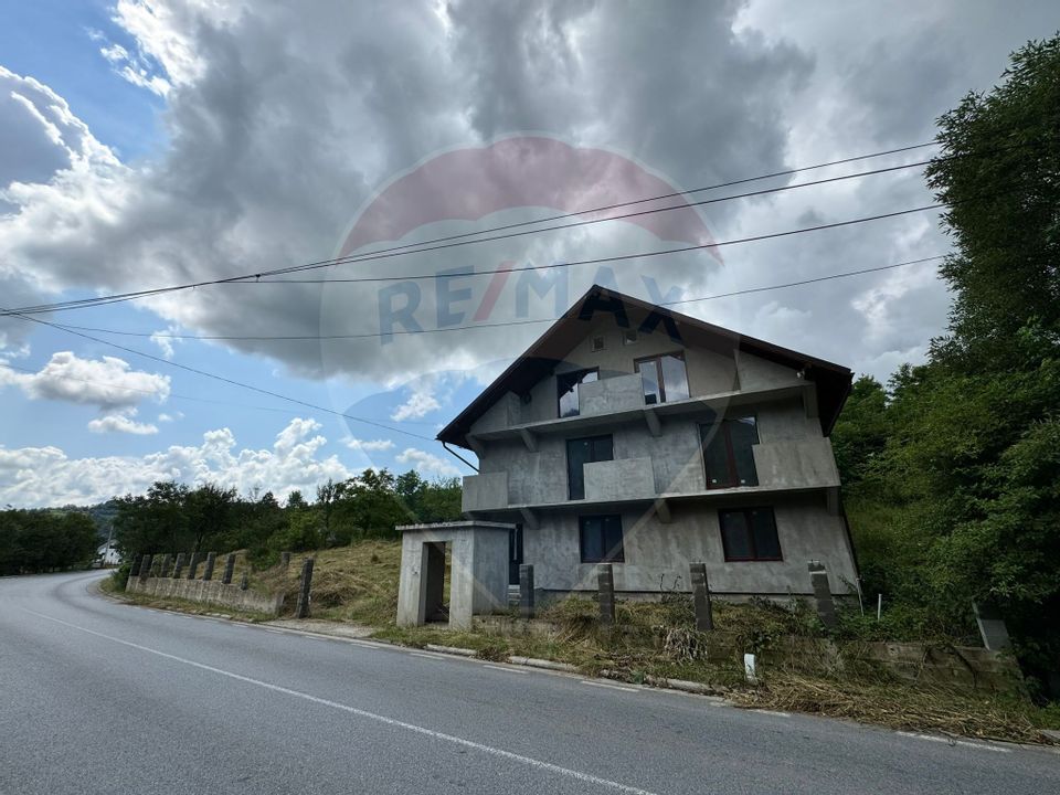 Casă / Vilă cu 7 camere de vânzare