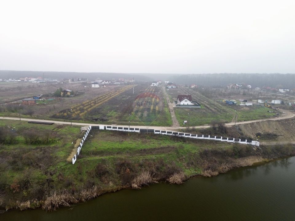 Teren intravilan de vanzare cu deschidere la lac, Branesti