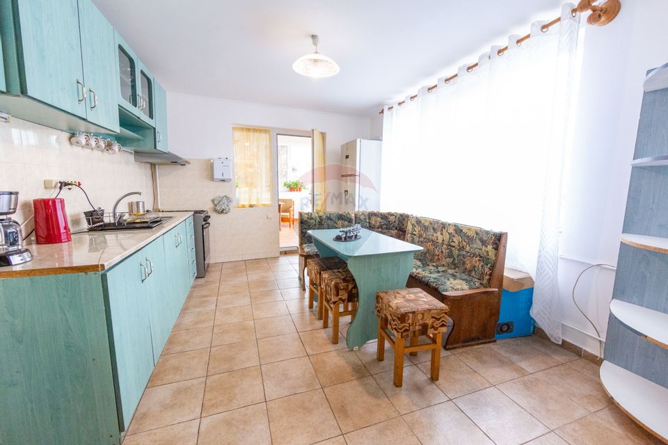 Casă spațioasă cu garaj dublu, foișor și curte amenajată