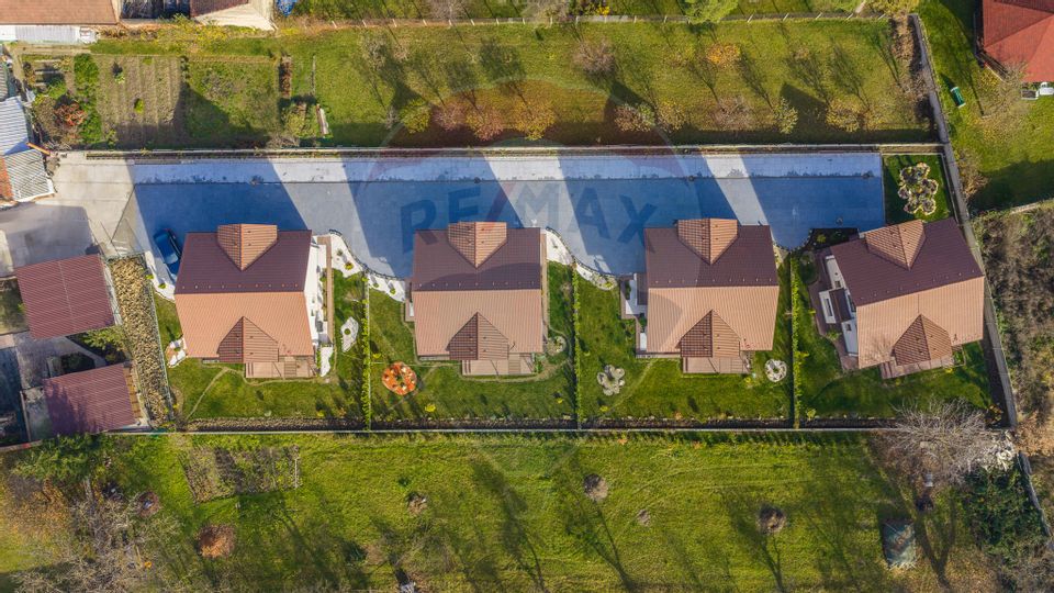 CASE NOI ÎN ARHITECTURĂ ALPINO-MODERNĂ CU ALEE PRIVATA | CRISTIAN