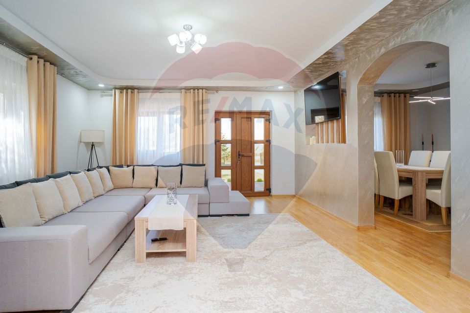 Casă / Vilă cu 5 camere de vânzare în zona Central