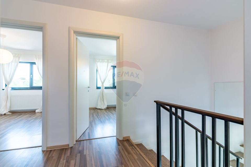 Casă / Vilă in Corbeanca,  toate utilitatile, strada principala