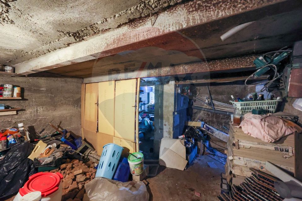 2 case cu curte proprie - locație centrala