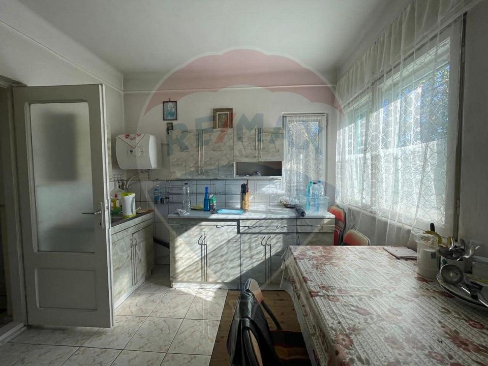 Casă / Vilă spațioasă cu curte generoasă în Urlați