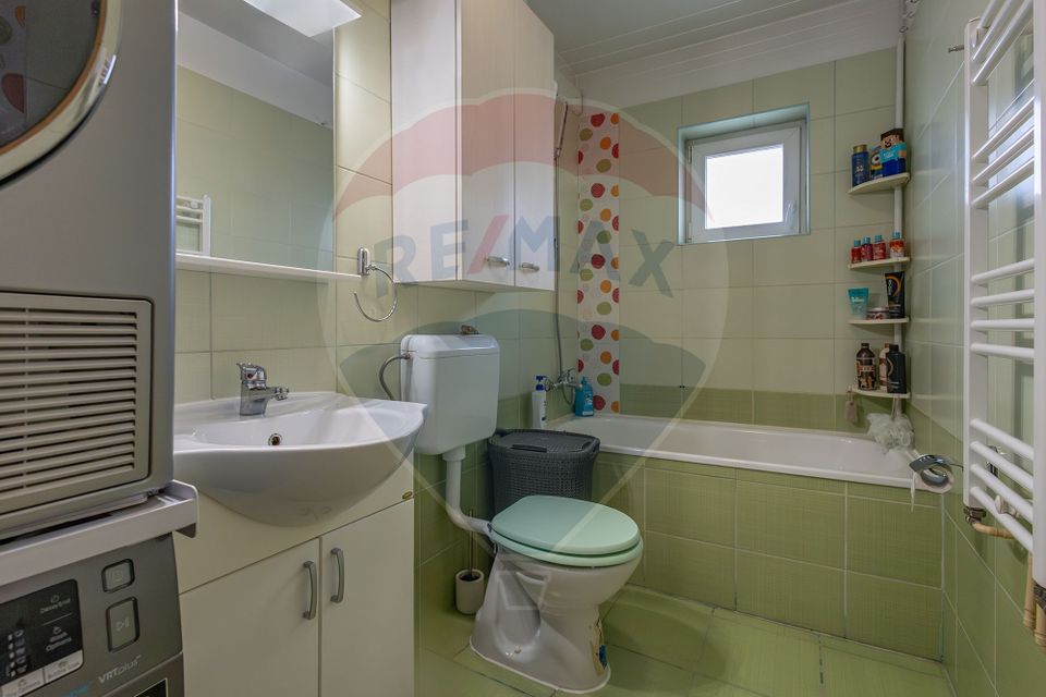 Apartament cu 3 camere de vânzare în zona Dambovita