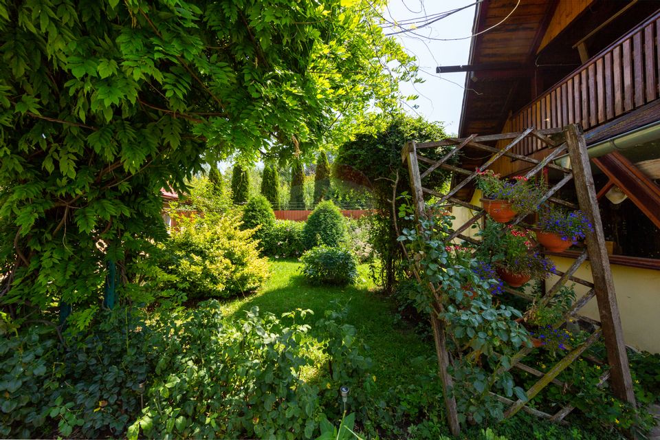 Casă spațioasă cu garaj dublu, foișor și curte amenajată