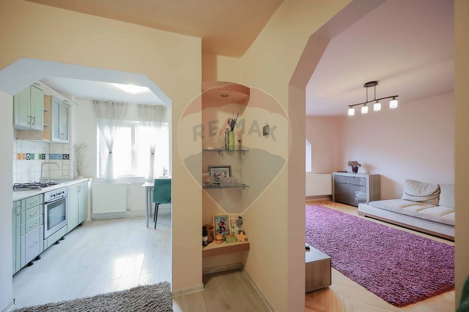 Apartament 3 camere de vânzare în zona Rogerius