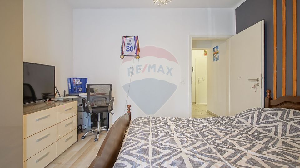 Apartament cu 3 camere de vânzare în zona Tractorul