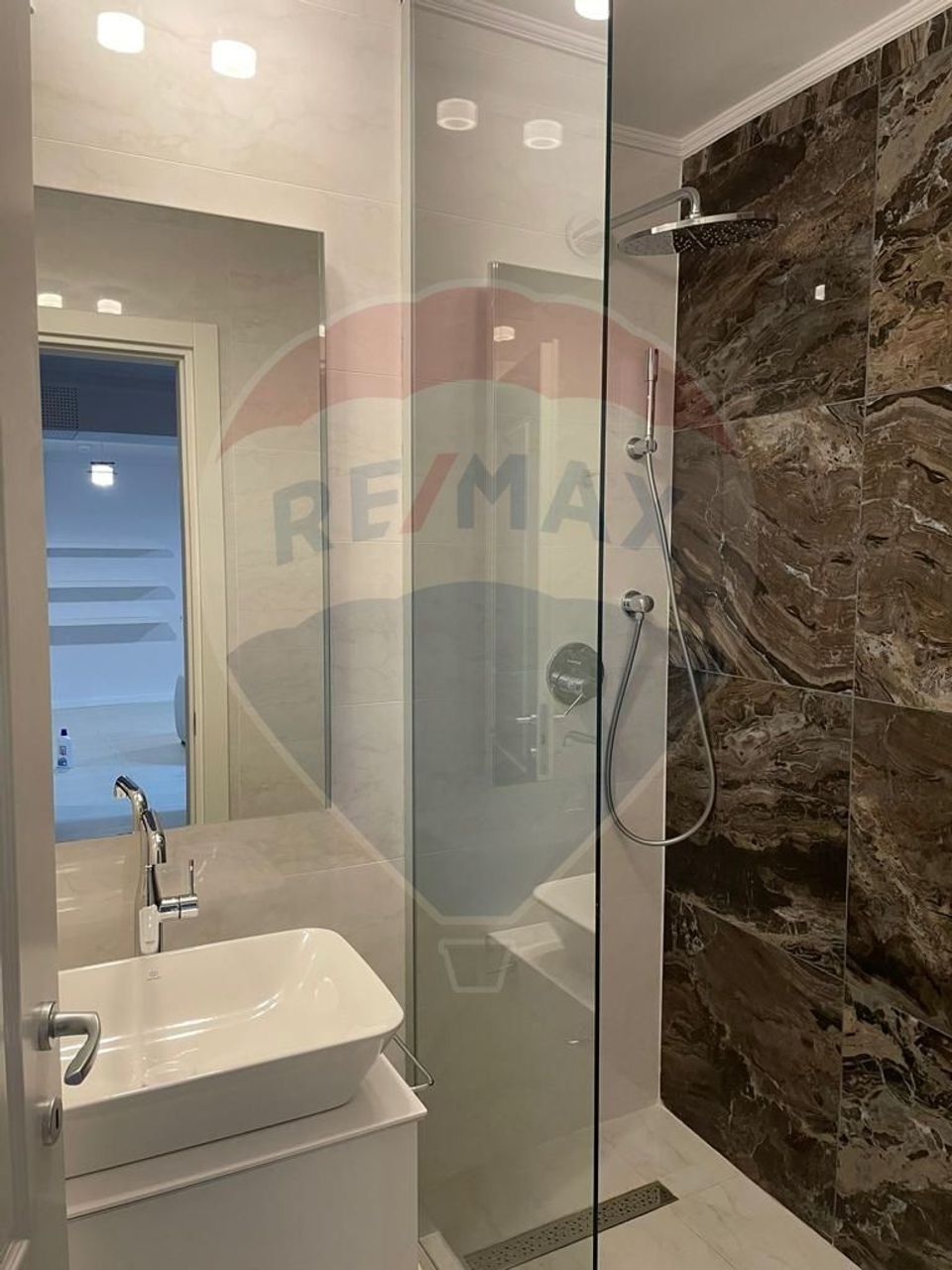 Apartament cu 2 camere de închiriat în zona 13 Septembrie