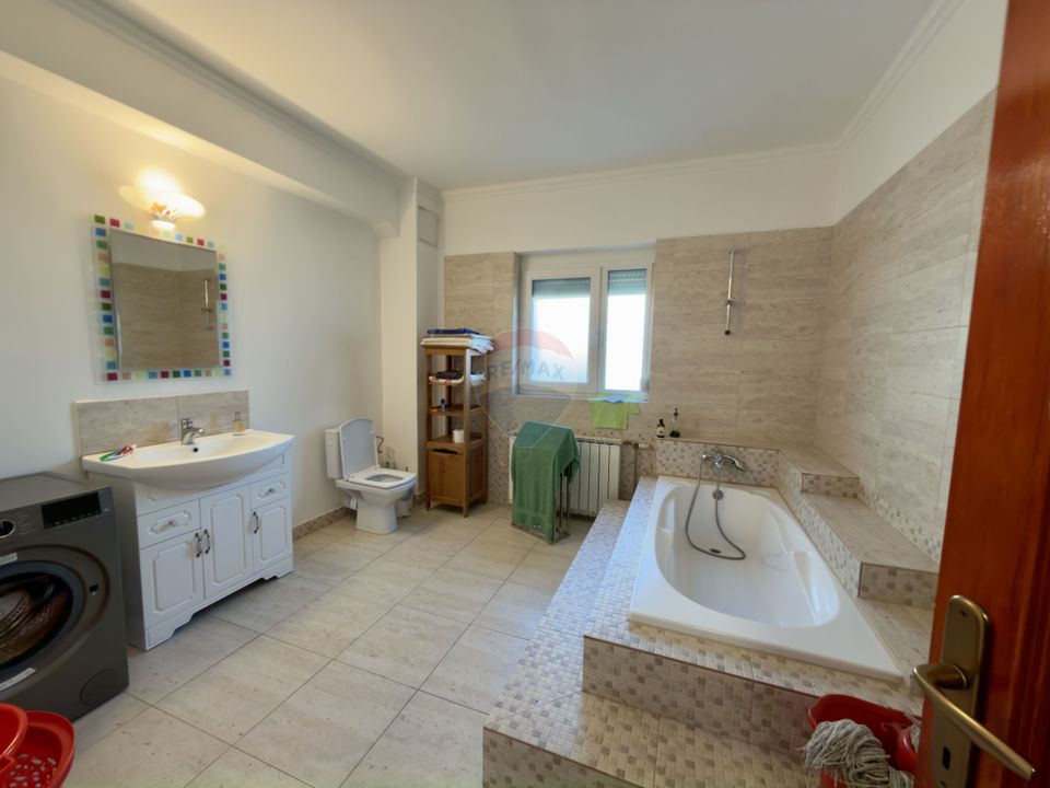 Casă / Vilă 8 camare cartier Beverly Hills Sanmartin