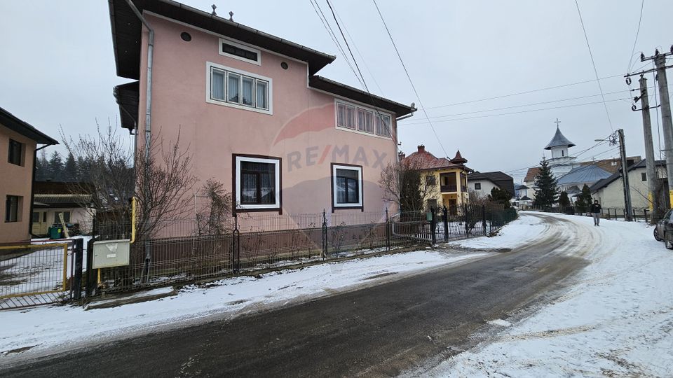 Casă / Vilă  de vânzare în Campulung Moldovenesc, Suceava