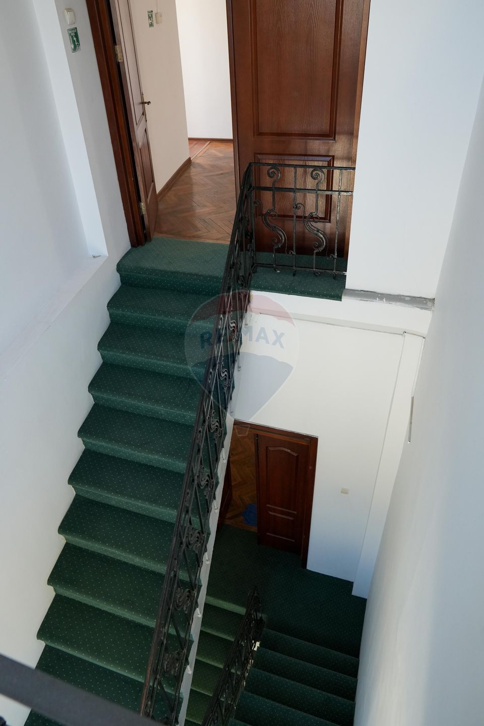 Vila cu 18 camere de vanzare in zona Peninsula