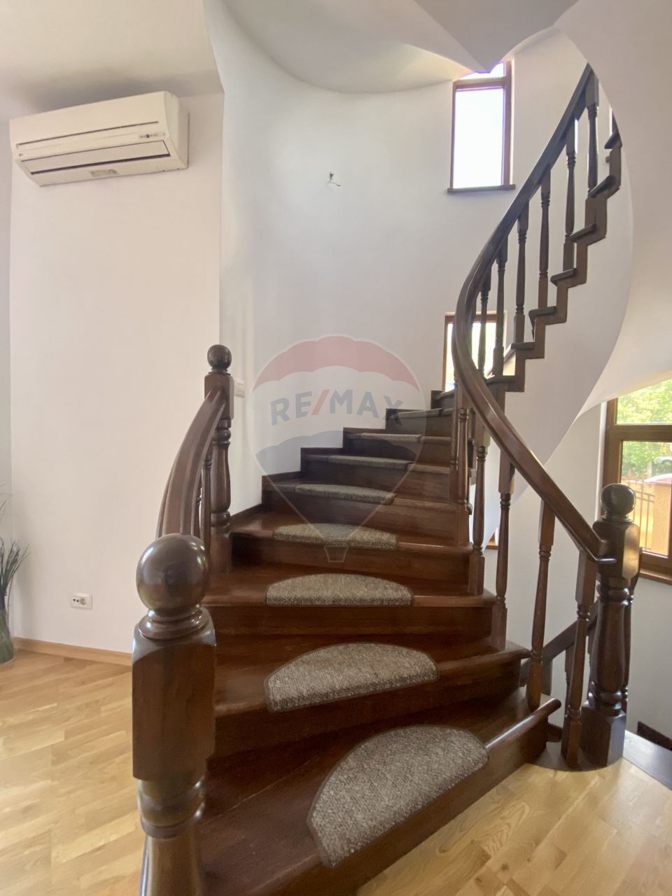 Casa / Vila cu 8 camere de închiriat în zona Aviatiei