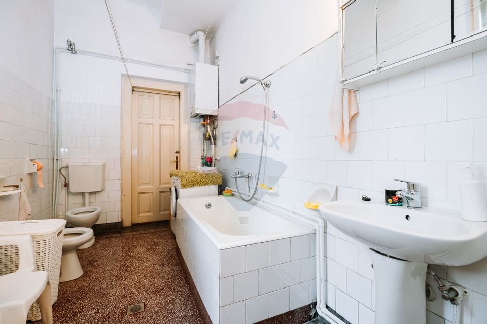 Apartament spațios cu grădină proprie într-o vilă interbelică renovată
