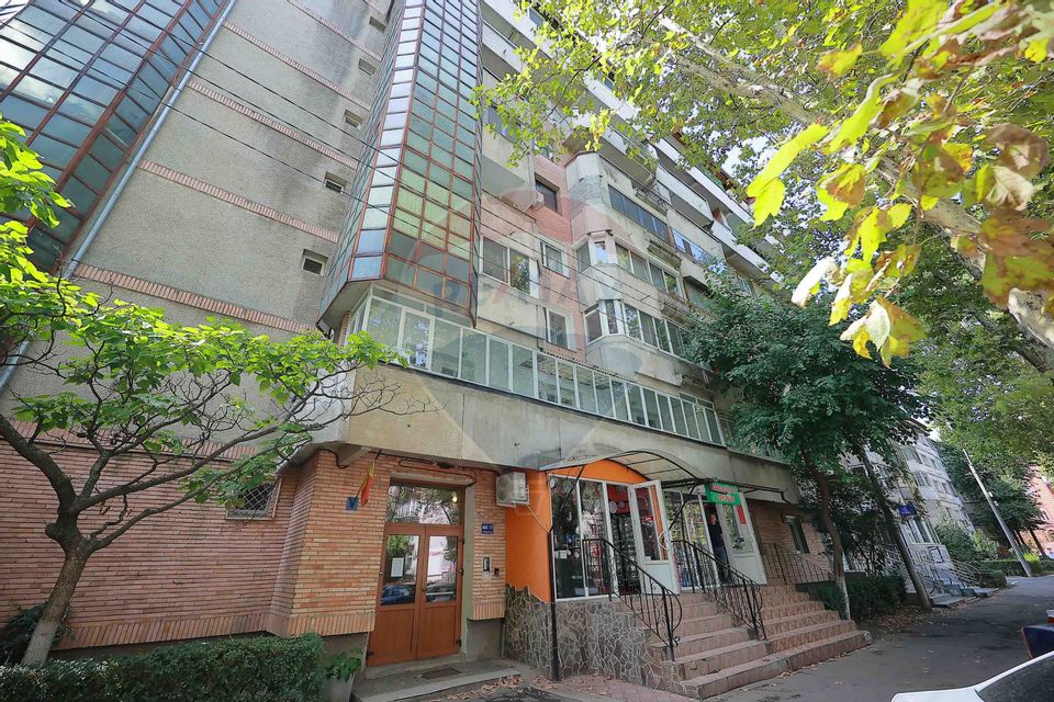 De vânzare apartament cu 1 cameră și spațiu comercial, în zona Decebal