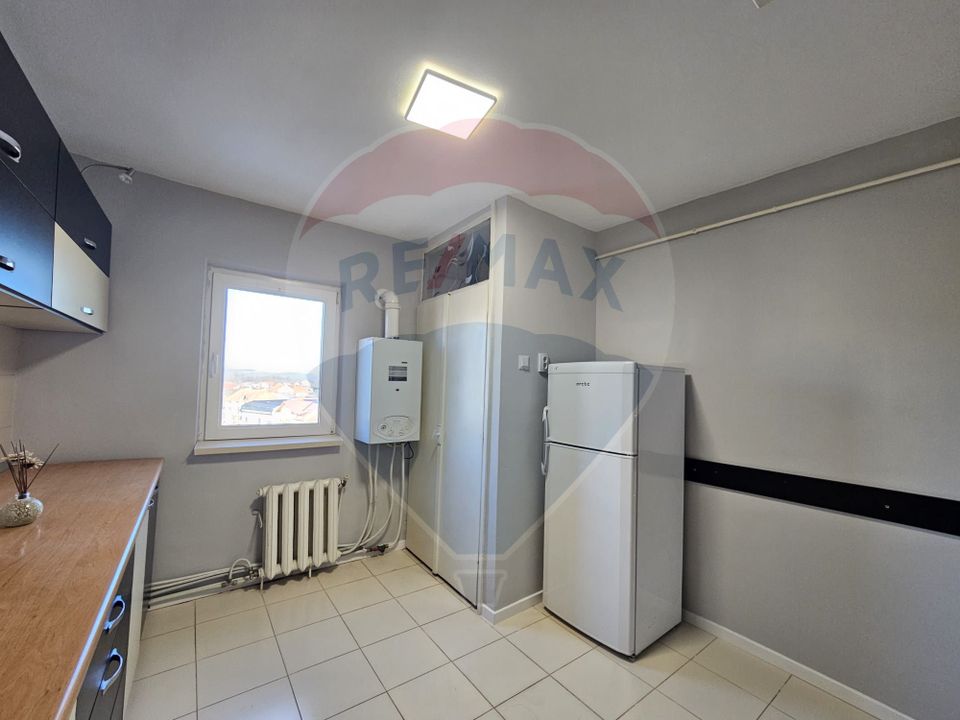 Apartament cu 3 camere de vânzare