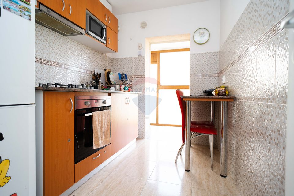 Apartament cu 4 camere de vânzare în zona Tatarasi