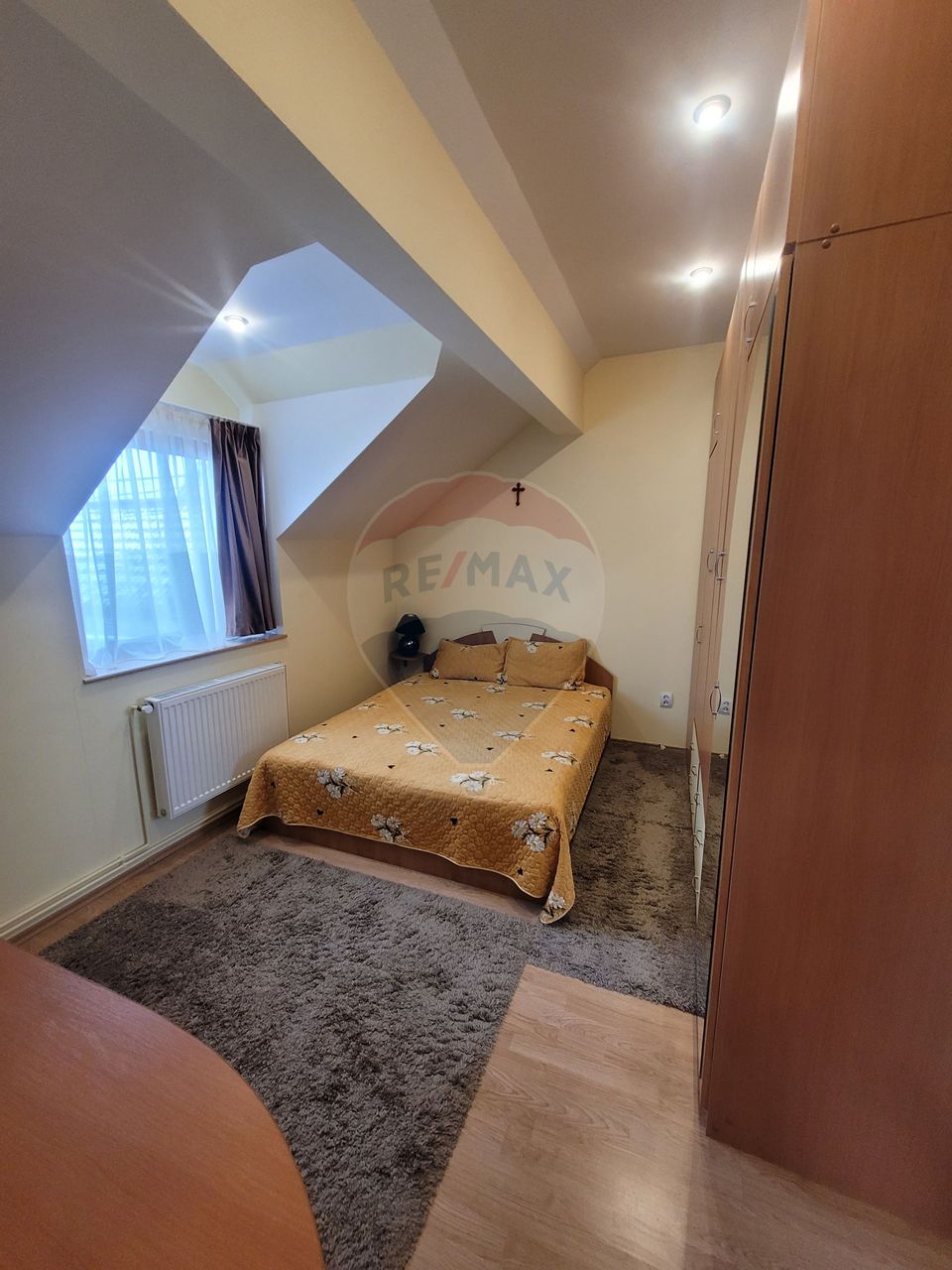 Casa de inchiriat 4 camere 3 bai 2 niveluri cu curte zona Terezian