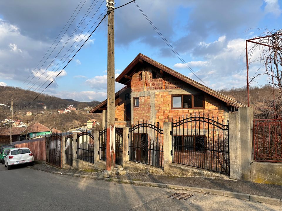 Casă Nouă pe 3 niveluri în Mediaș zona Baznei - priveliste superba