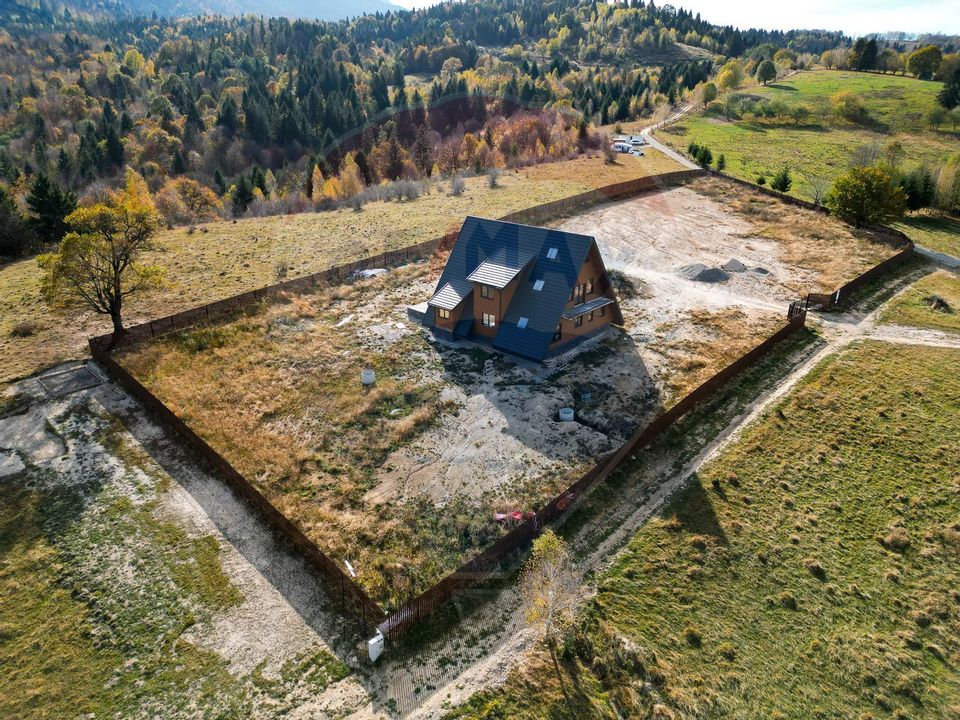 Vilă tip A-Frame, pe un platou montan, vedere panoramica catre Bucegi