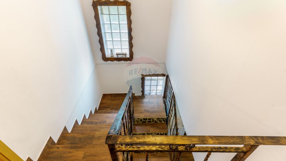 Cabana de vânzare –Mărișel, 10 camere, terasa 41mp, piscină, ciubăr