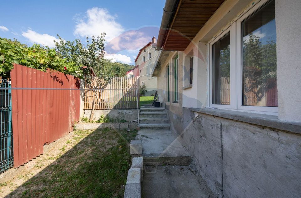 Casa individuală  4 camere de vânzare în zona Schei