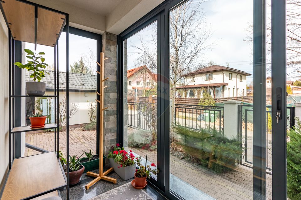 Villa in Corbeanca, near the lake, adjacent forest, blue lagoon