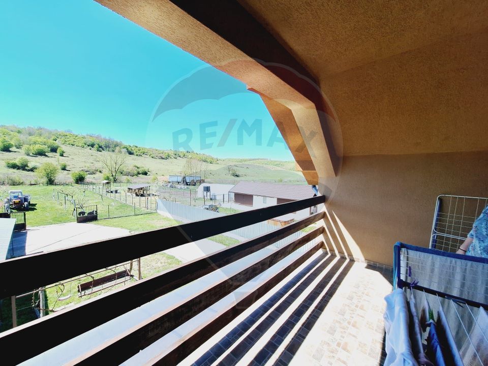 Casă / Vilă cu 5 camere de vânzare la 12-15 minute de Oradea