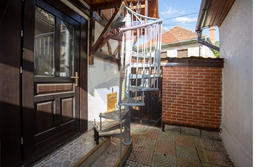 Casă cu 3 camere de vânzare în zona Schei