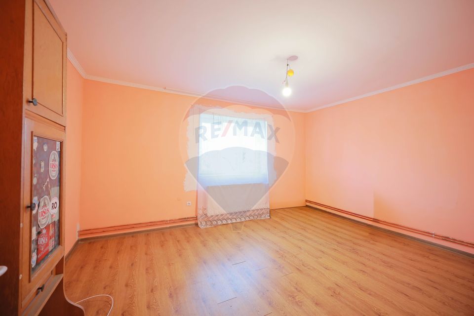 De vânzare teren 2.440 mp cu casă, asfalt și utilități – Alparea